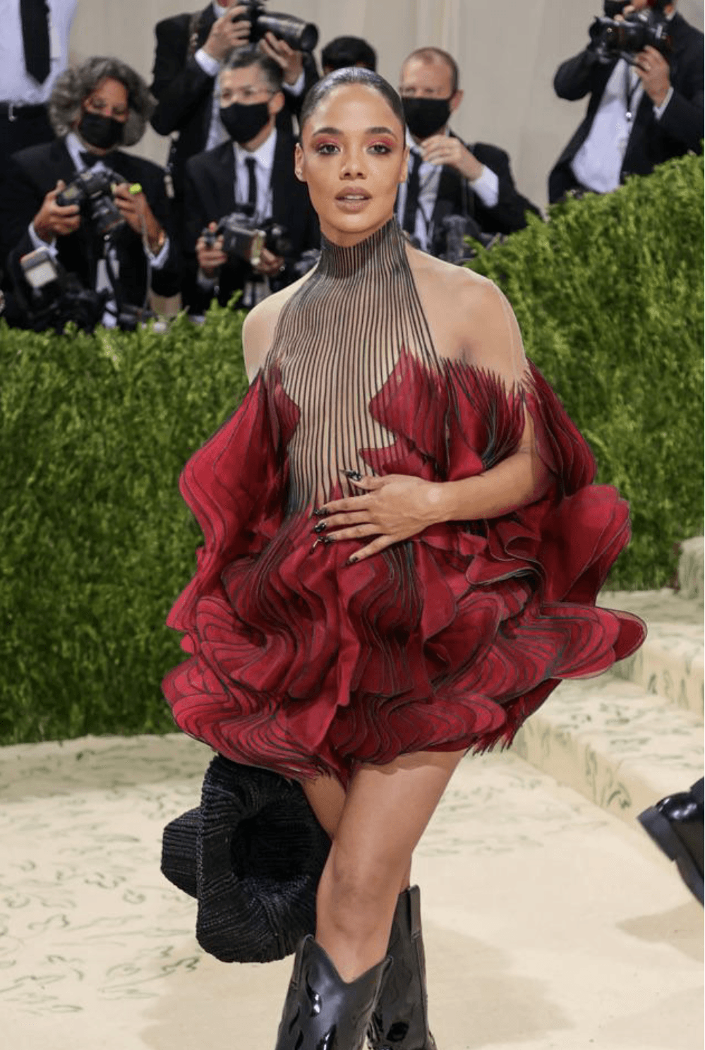 tessa thompson - iris van herpen
a laser-cut dress from the fall/winter 2018/2019 haute couture collection, syntopia. paired with cowboy boots and a hat