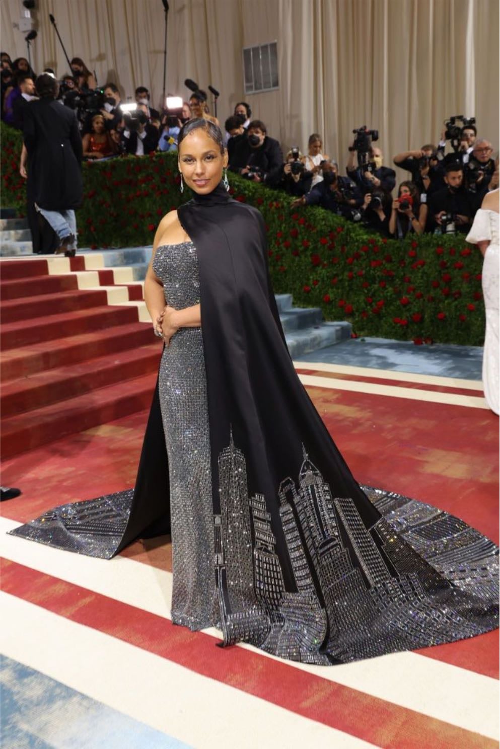 alicia keys - custom ralph lauren
a silver strapless gown with a black cape embroidered with the new york city skyline in crystals