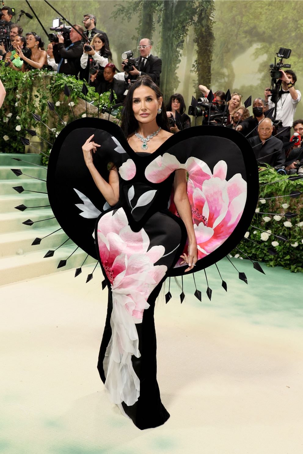 demi moore - custom harris reed, cartier
made from a vintage wallpaper, featured a floral design with a spiked, heart-shaped structure.