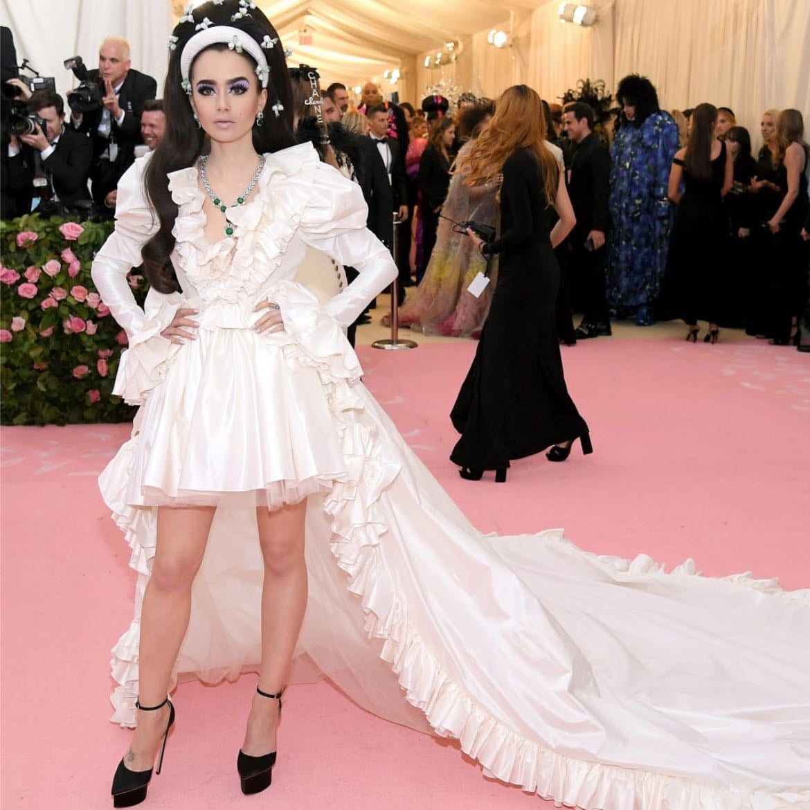 lily collins - giambattista valli
haute couture gown. look channelled a campy version of priscilla presley