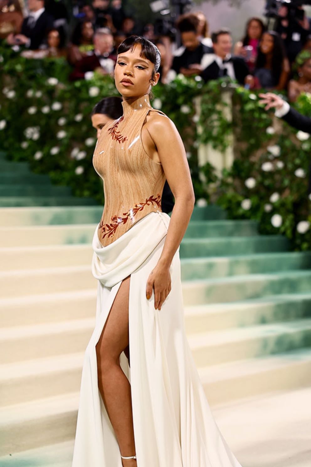 taylor russell - loewe, fred leighton
a 3D-printed bodice resembling wood marquetry, moulded to her body and then printed with a wood pattern using a hydro-sublimation technique. designed by jonathan anderson.