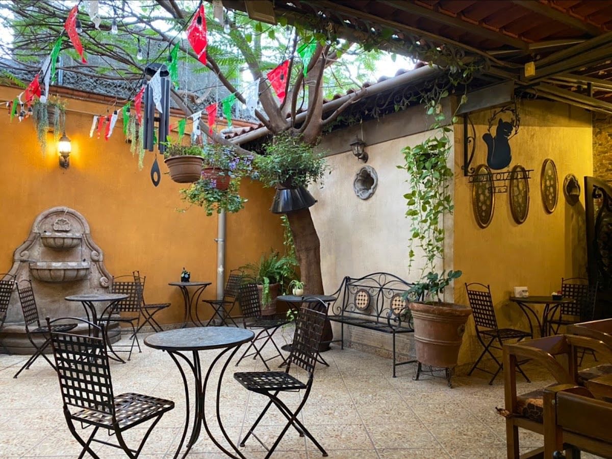 El Gato Negro Café