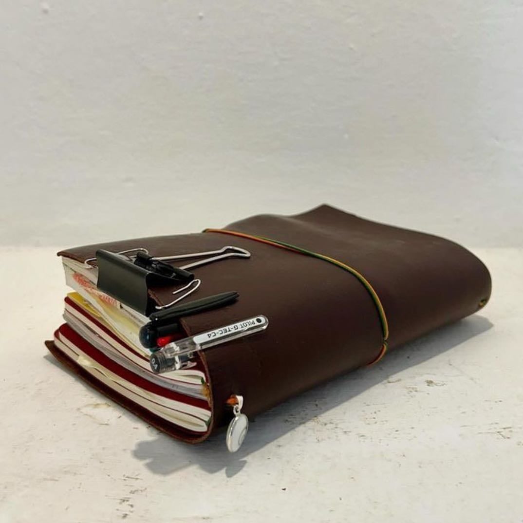 Louis Carmen - Dentro llevo varios cuaderno, uno para cada sector de mi vida.