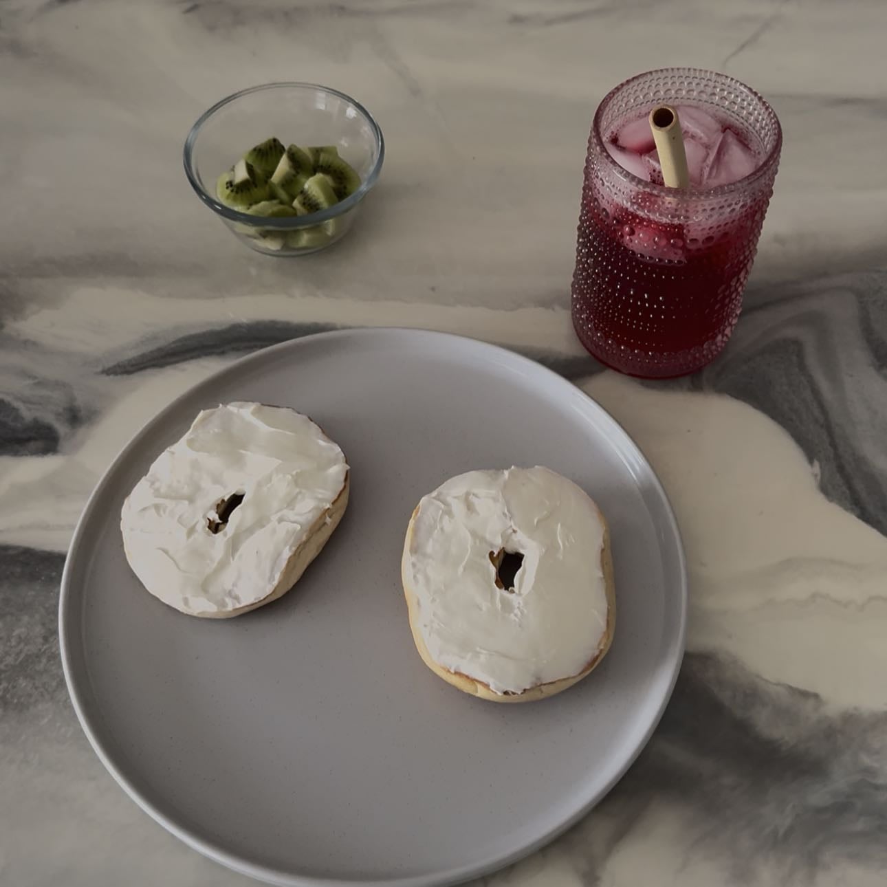 toasted bagel with cream cheese and kiwis