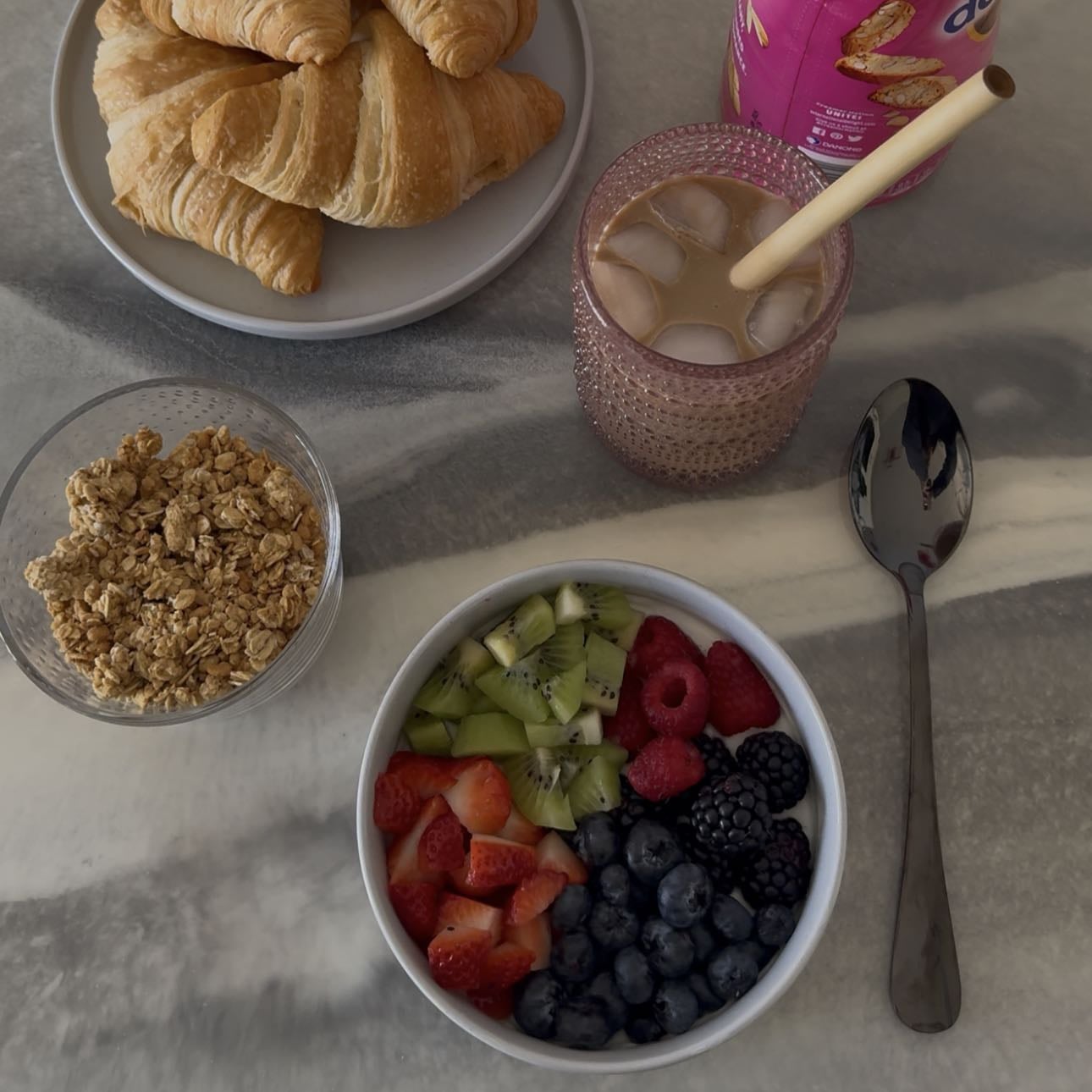 yogurt parfait with granola
