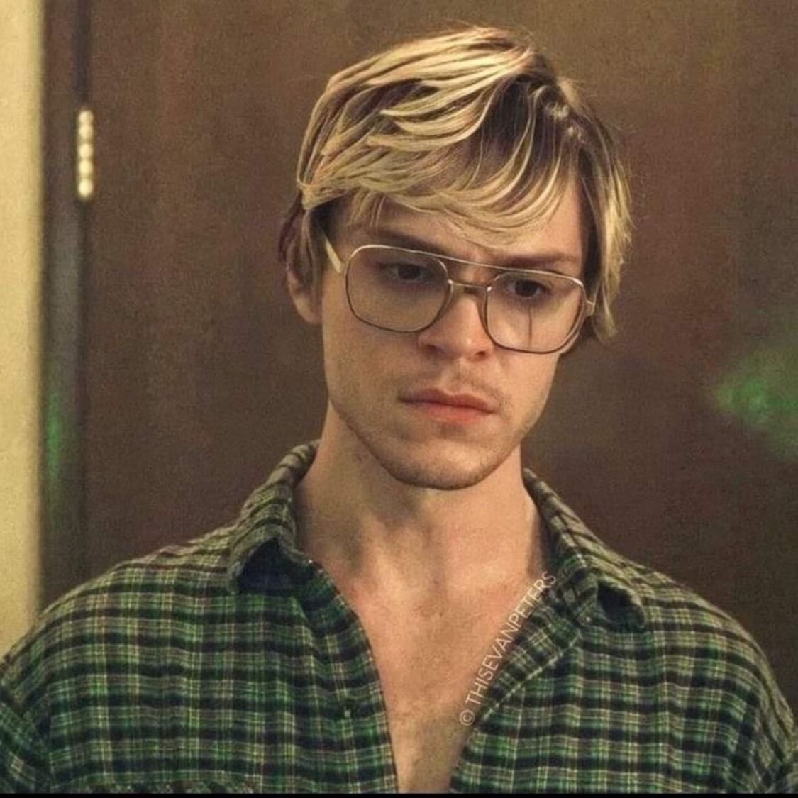 - DAHMER - Monster: The Jeffrey Dahmer Story - Ryan Murphy, Ian Brennan · 2022