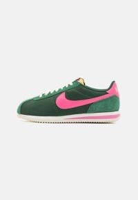 Nike Sportswear CORTEZ UNISEX - Sneaker low - fir/pinksicle/sail/team orange/black/dunkelgrün - Zalando - Zalando Shop