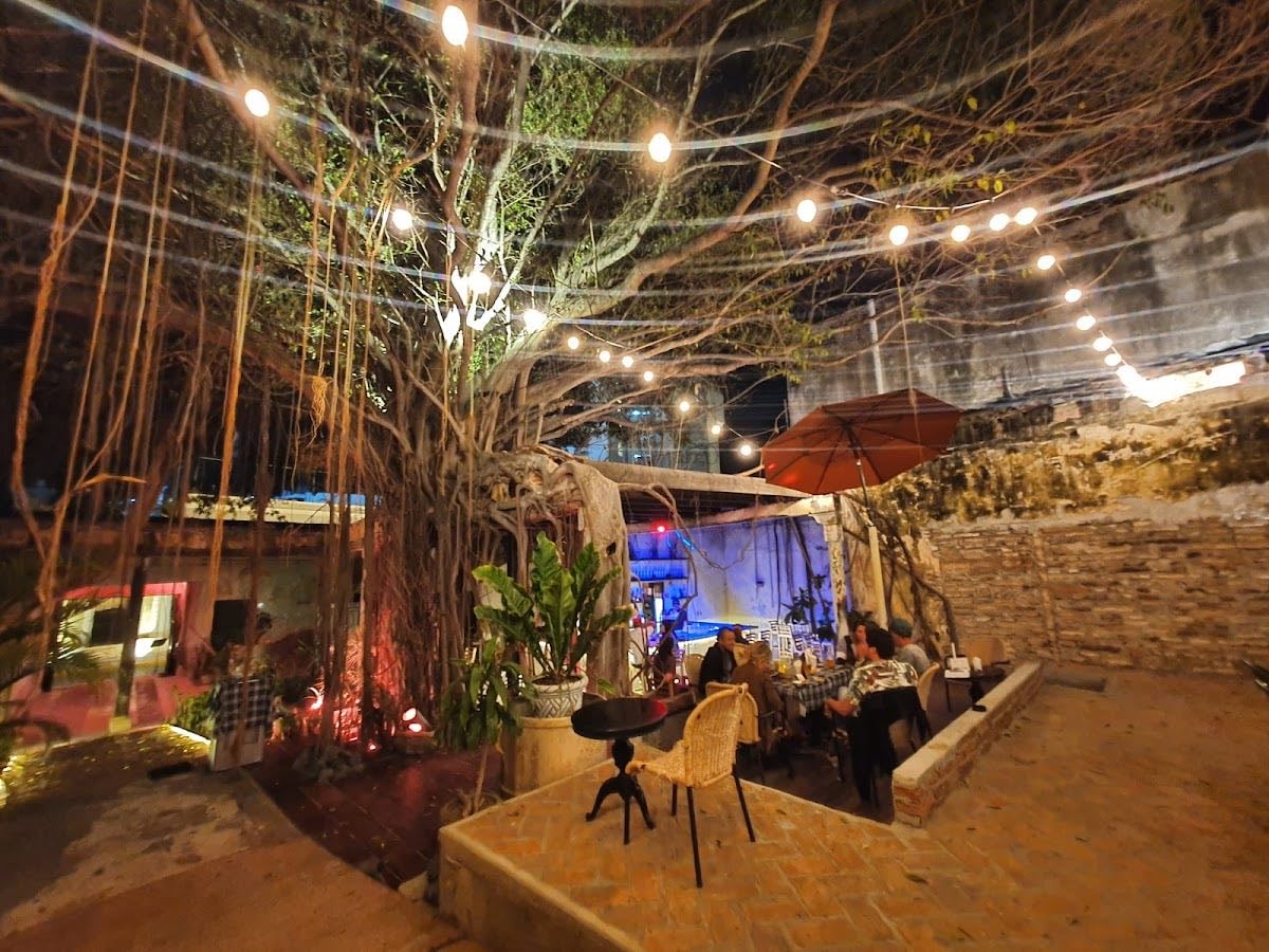 Patio Escobedo - Lugar lleno de extranjeros🧑🏻🦲