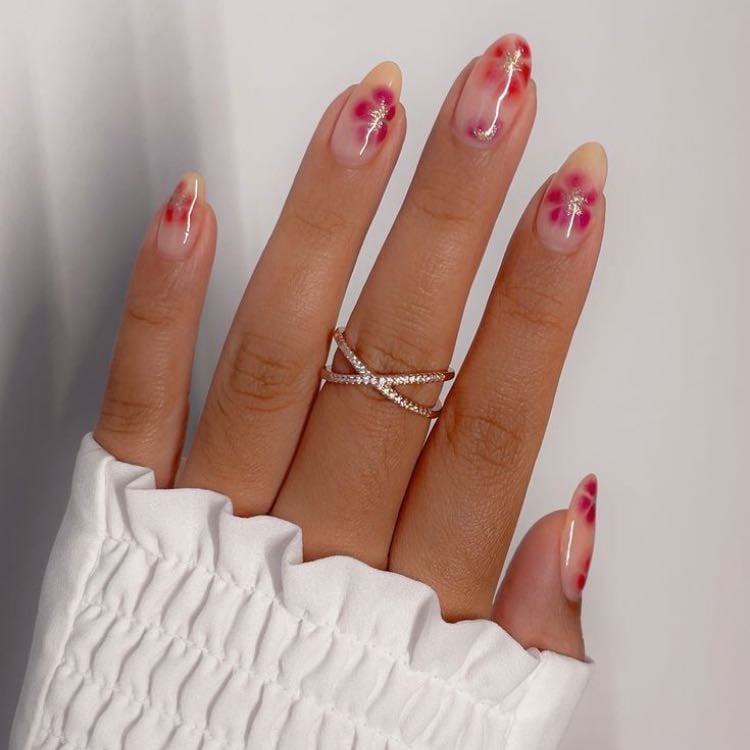 flor en rosa y amarillo 🌸🍍 - son hermosoos, llamaras mucho la atencion si llegas asii 💅🏻☀️