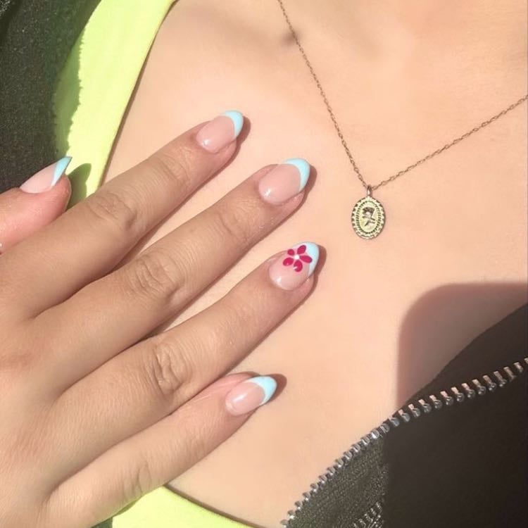 para las girlys minimalistas 🌺🌊 - no pido mas que unas uñas azul cielo y una flor rojiza