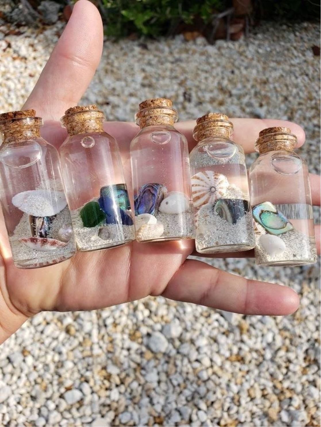 Vacation souvenirs - Whatโs better than buying something for you and your friends?
OF COURSE! DIYing little presents that carry your vacations theme