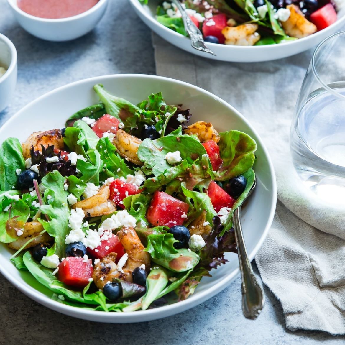 La alimentación si importa. - Aliméntate bien y verás cambios. Puedes comenzar bajando la cantidad de comida no saludable e implementar poco a poco alimentos que aporten nutrientes a tu cuerpo. Ahora bien, no es malo darse un gustito de vez en cuando, solo recuerda que con moderación porque todo en exceso hace daño. (Recurre con un profesional para más información)