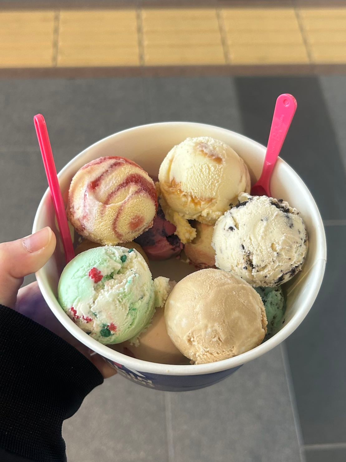 よくばりフェス🍨💖 - 去年食べれなかったからリベンジした‼️💪🏻早くお店に行って買って2人で食べた😋寒くなったりもしたけどやっぱサーティワン美味しいからまた買いに行きたい🌀