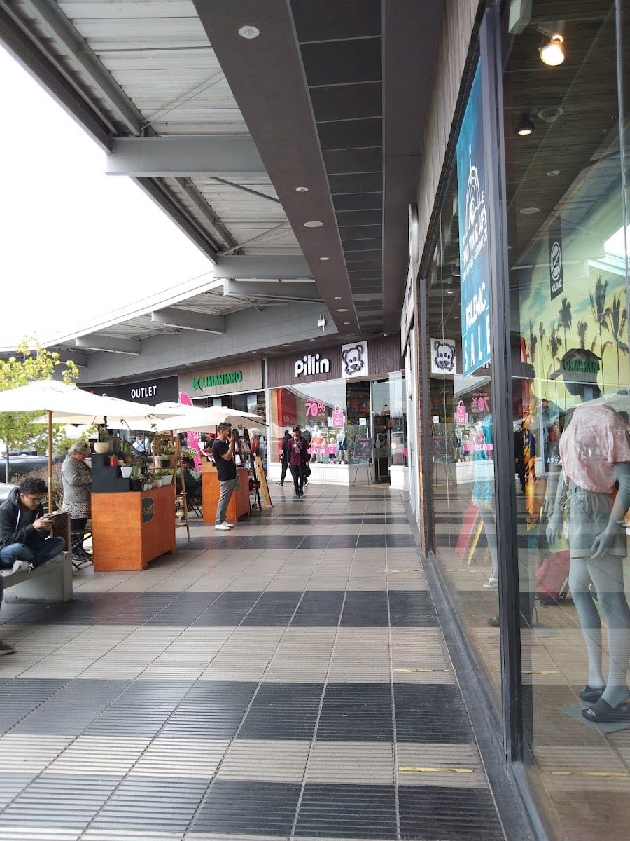 Patio Outlet Peñuelas