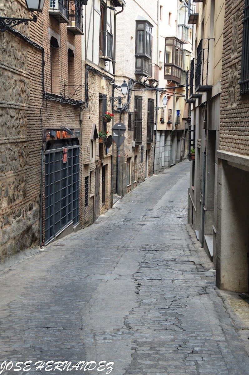 Calle Alfileritos - 馃搷Toledo | for singles only