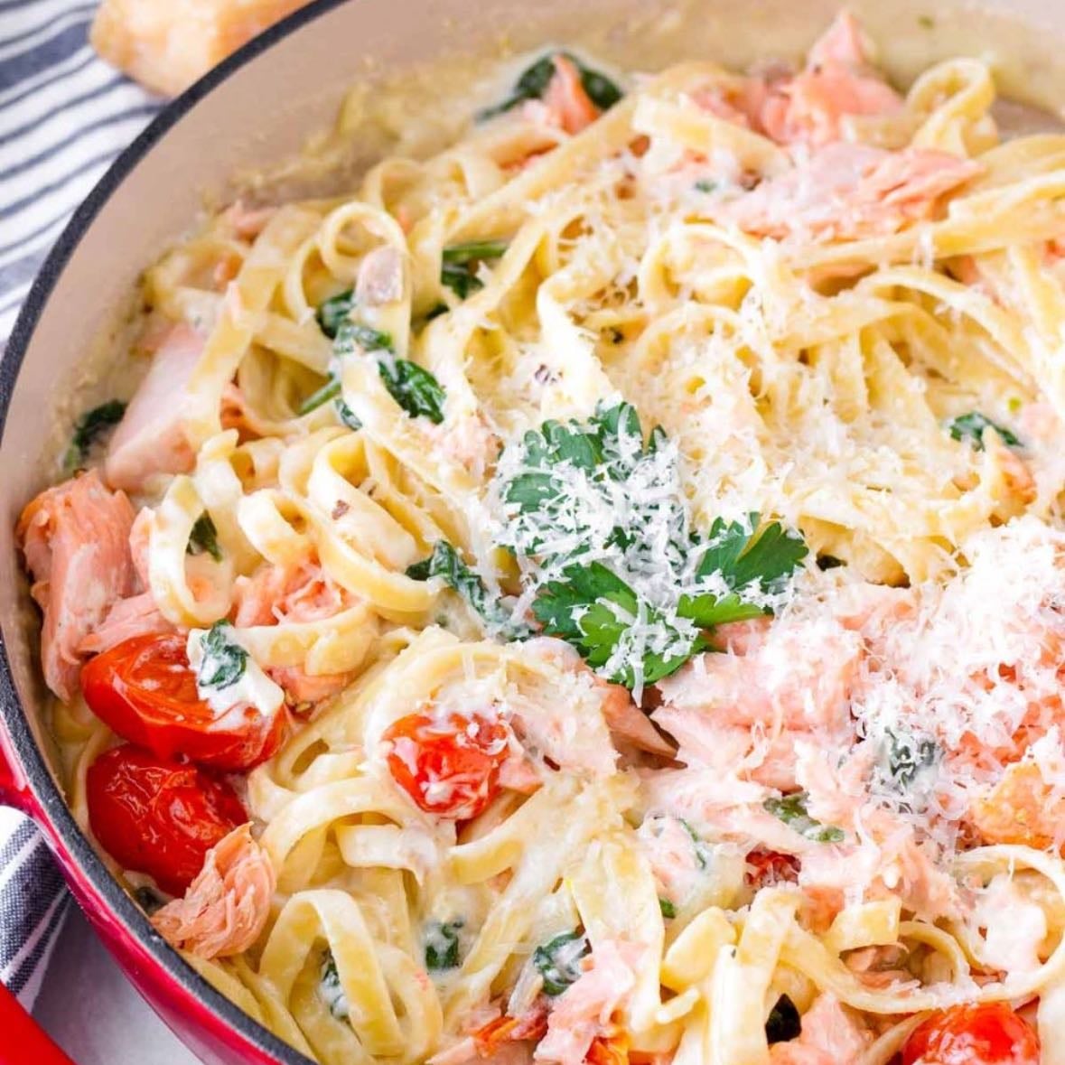 Pasta amb salmó - Tomàquets cherry, espinacs i formatge feta