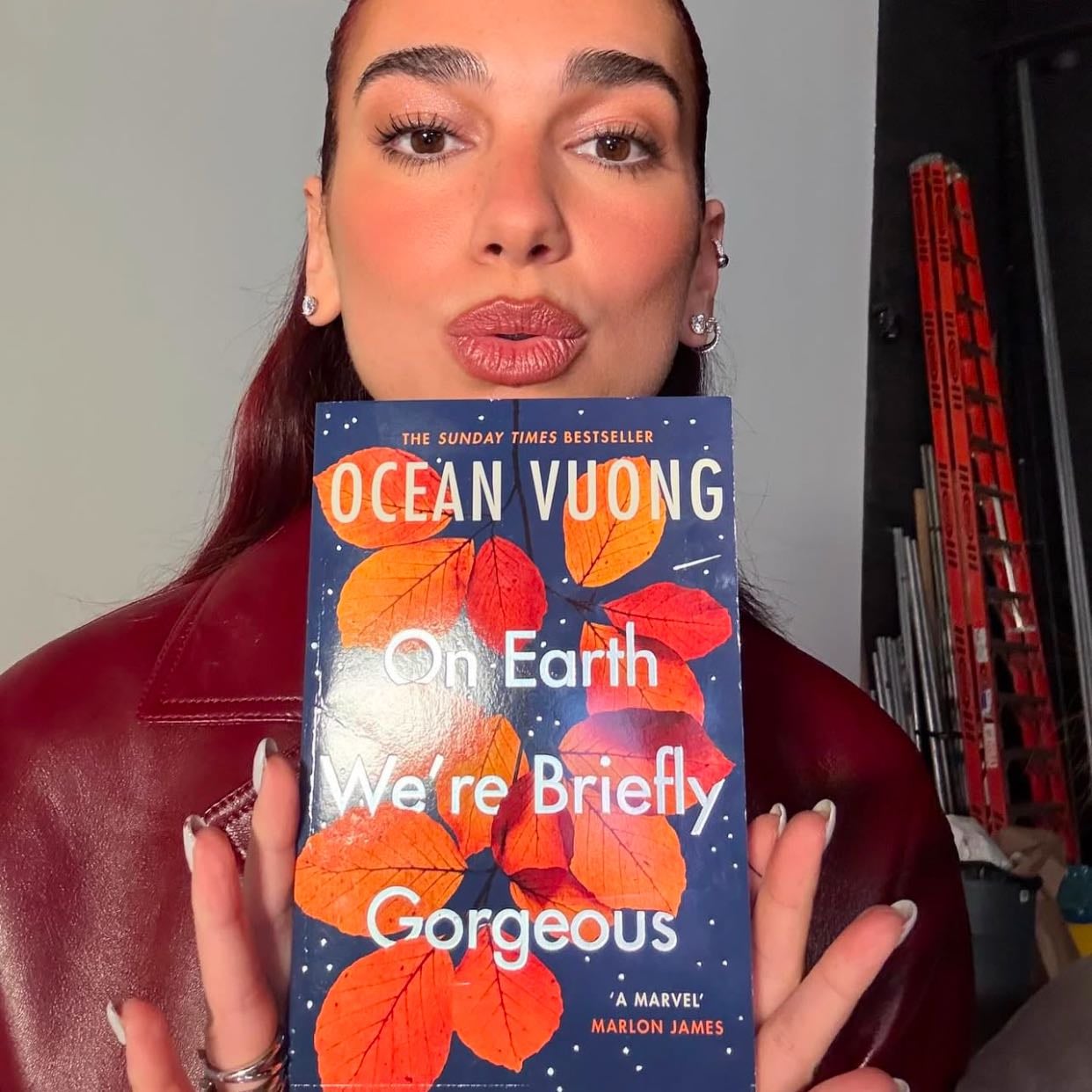 En la Tierra somos fugazmente grandiosos - Ocean Vuong · 2020