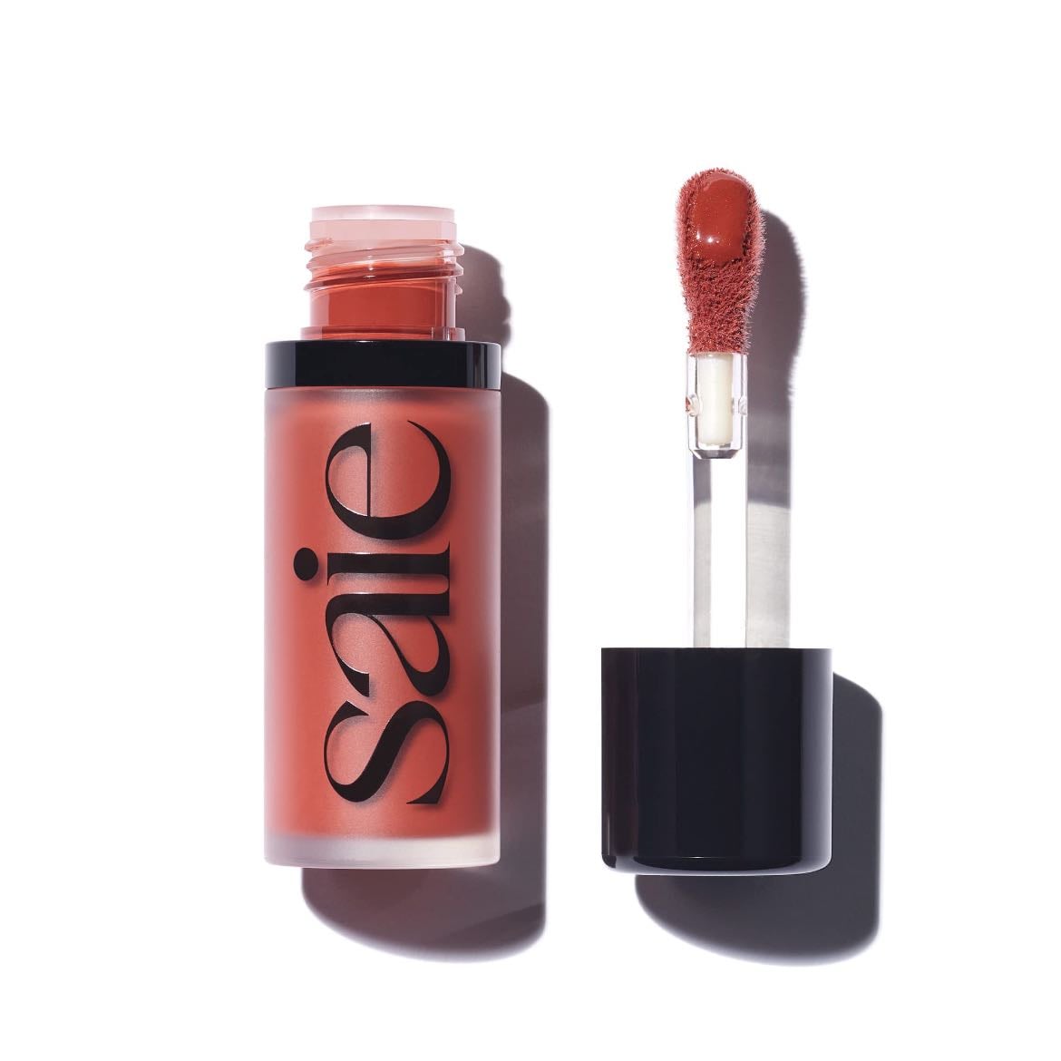 Saie Dew Blush - Especificamente el tono Spicy. Se difumina increíble, el color te hace ver como bronceadita, me fascina.