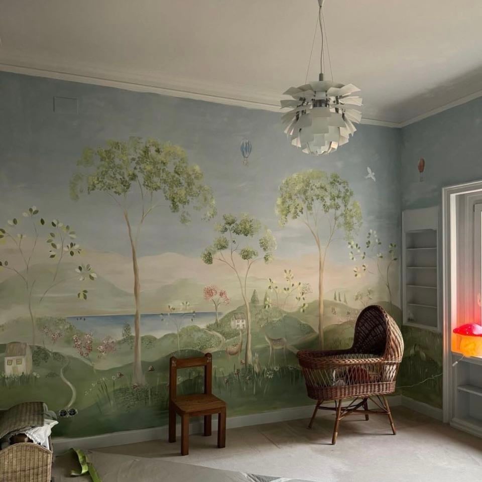 pinturas a mão no quarto do bebê