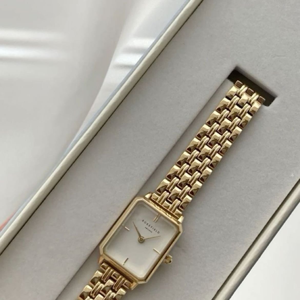 Montre classique - Couleur : dorée
Taille/ largeur : fine
Style : rectangulaire
Genre : femme