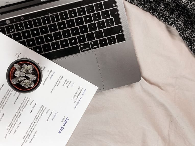 freelancers: manter cv, bio, portfólio atualizados.