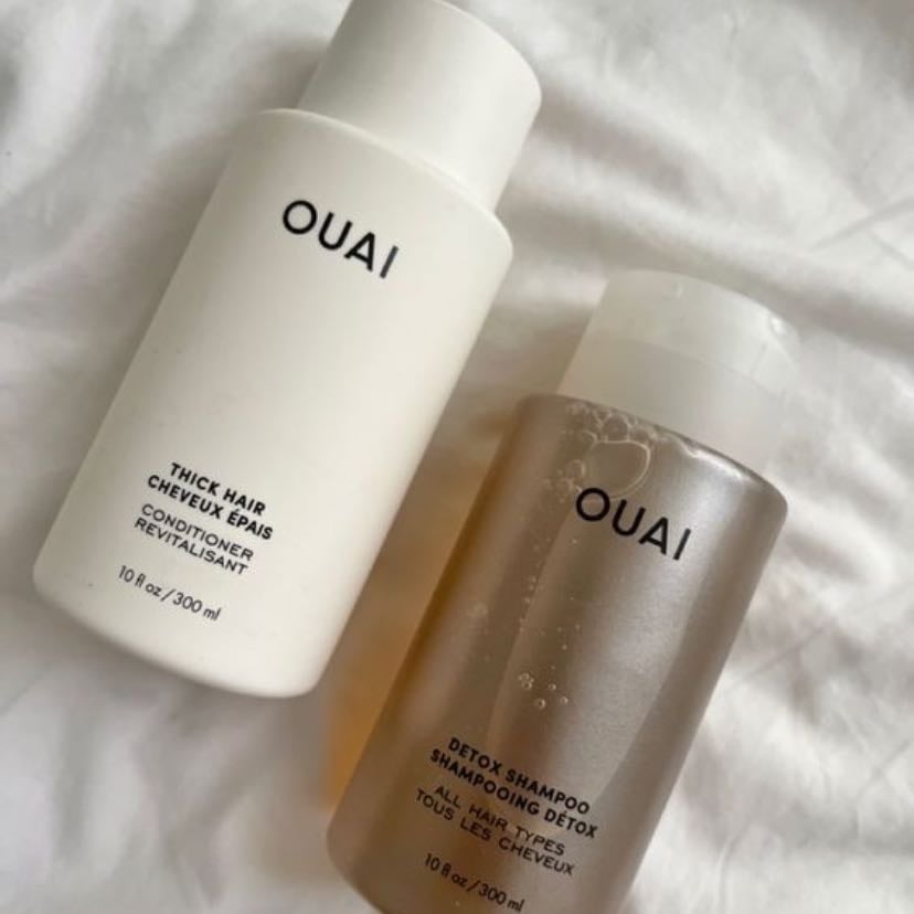 Escoge un shampoo suave - Este tipo de shampoo te ayudará a limpiar suavemente tu cabello sin deshidratarlo más. Para escogerlos siempre revisa sus componentes, preferiblemente que su fórmula sea libre de sulfatos y que contengan ingredientes de reparación.