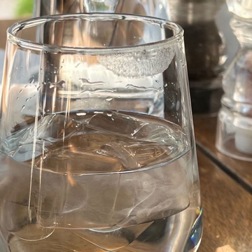 Toma agua - Asegúrate de beber mucha agua, es vital para el bienestar de tu cabello y cuero cabelludo.