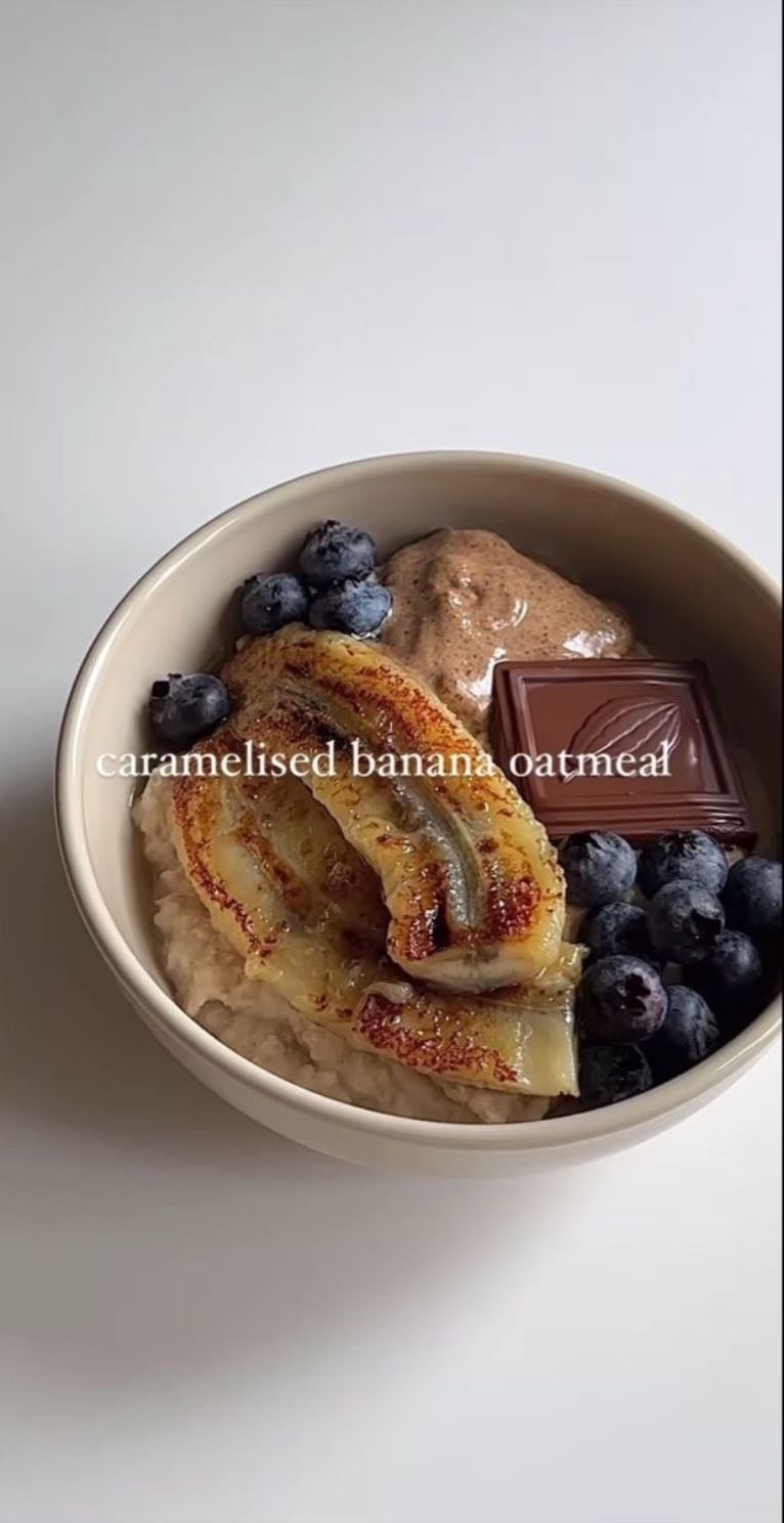 Caramelized banana oatmeal - - Oats (however much you want)
- Almond butter
- berries of choice
- fried banana or fruit of choice
(Optional
-chocolate