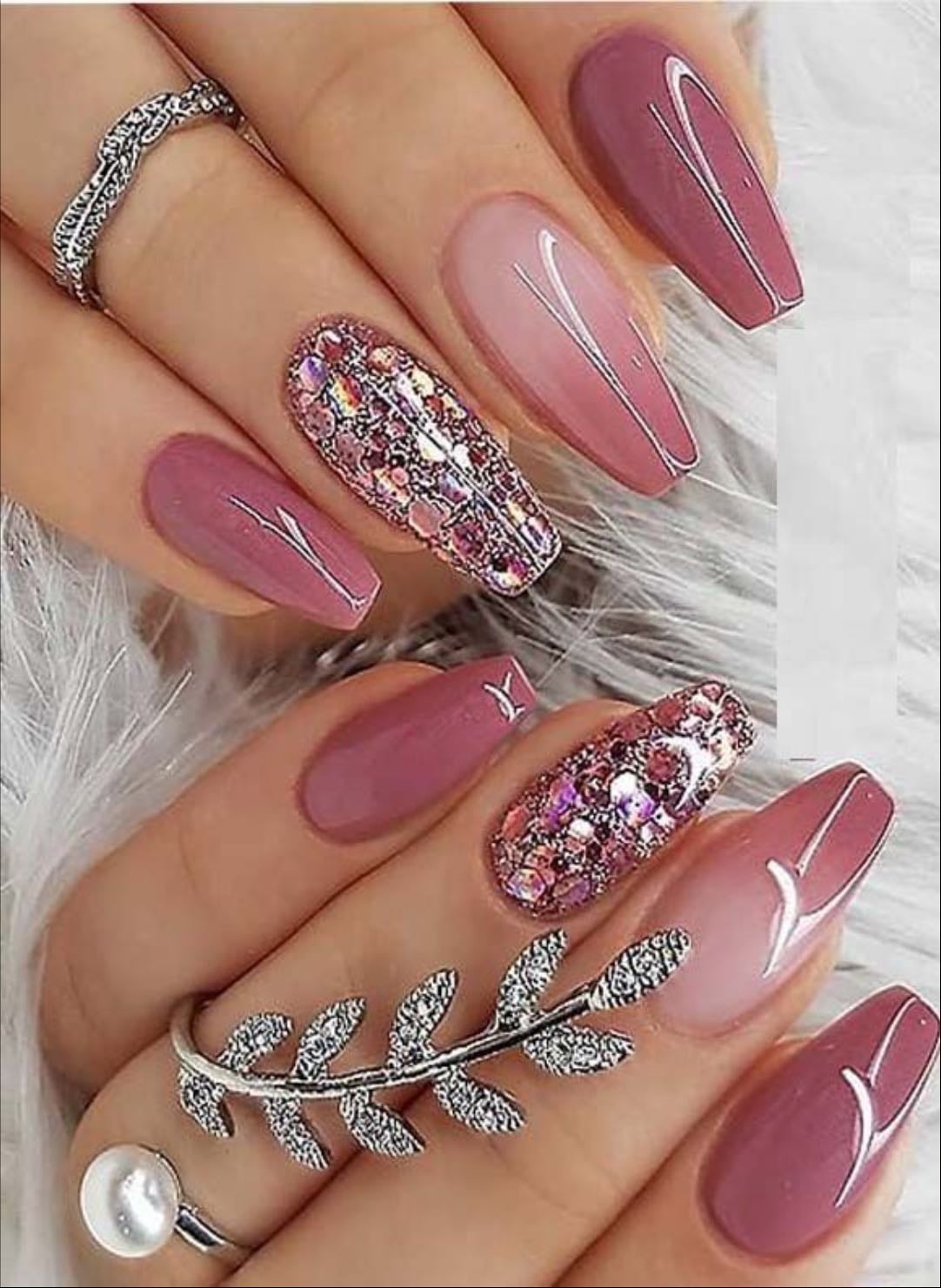 Uñas arregladas - En la estética, en casa, o simplemente limpias.
Puedes usar press on, lámpara led o el gel de essie.
