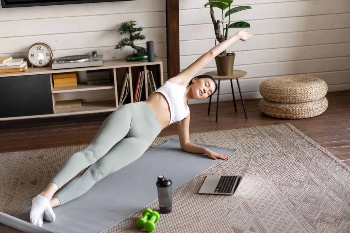 Yoga en casa - No queremos hacer actividades que nos exijan ir dos o tres días a la semana, si no la libertad de poder hacerlo cuando lo necesites.
Yoga online puede ser una manera de cuidar tu cuerpo y poder adaptarlo a vivir más lento.