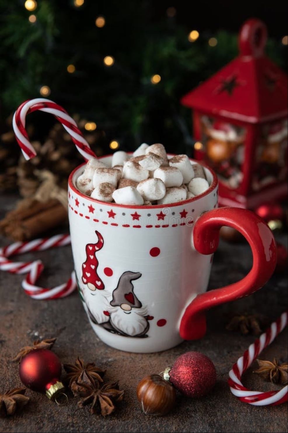 Chocolate caliente en una taza navideña