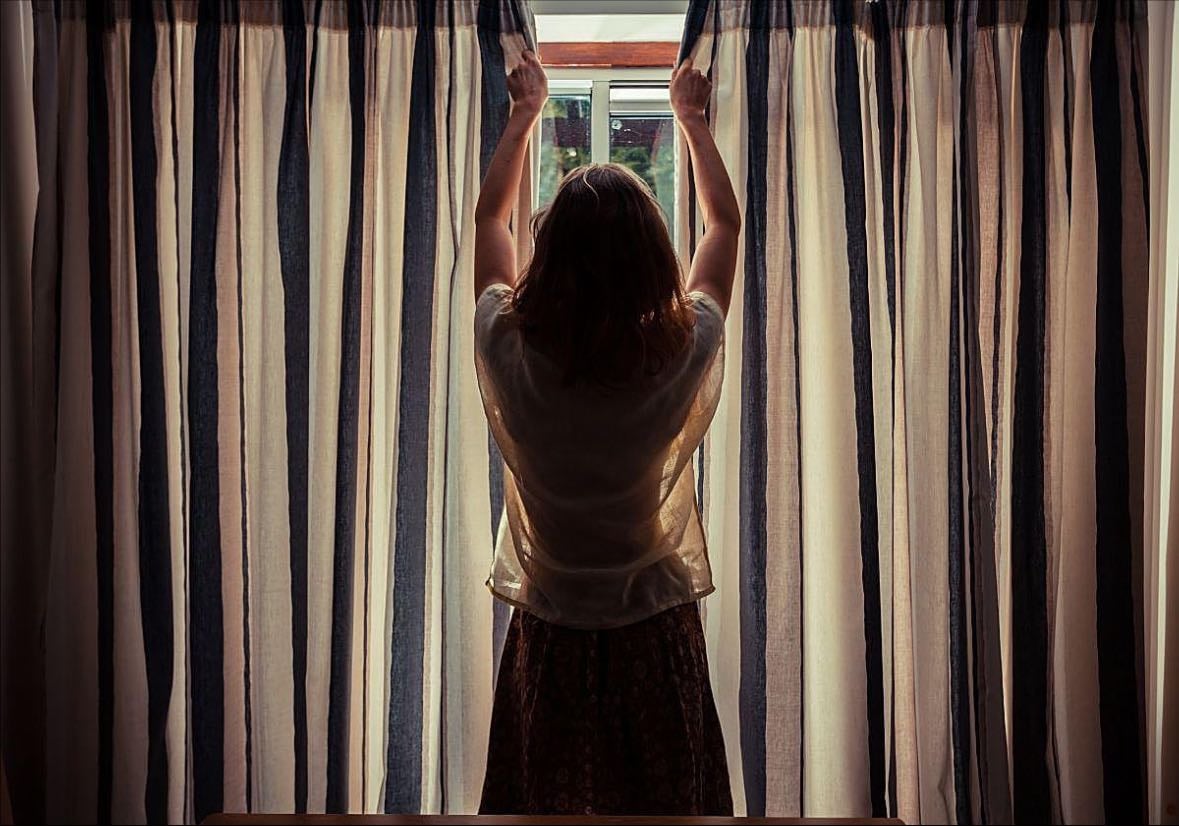 Cierre suave del día - Baja luces o enciende una lámpara cálida.
Respira hondo un par de veces.
Preparar la cama
Lavarte la cara, los dientes..