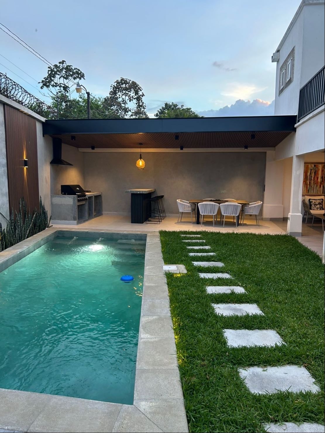 C茅sped, piscina y barbacoa