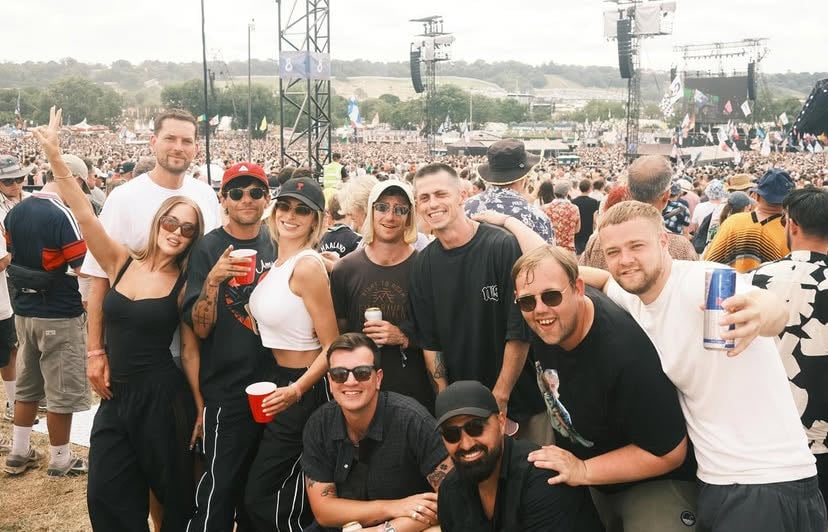 he’s surrounded by the best people🫶🏻
