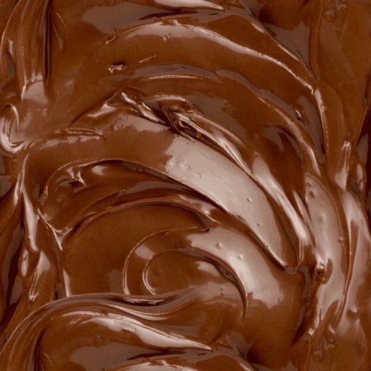 Cobertura Chocolate - Ingredientes: 1 colher de manteiga, Meia caixa de leite condensado, Chocolate a gosto (uso 2 colheres cheias e uma rasa). Coloque a manteiga em uma panela e deixe ela derreter, adicione o leite condensado e misture com a manteiga, coloque o chocolate e mexa devagar até começar a borbulhar, assim que começar desligue o fogo e continue mexendo por um minuto. 180 graus.