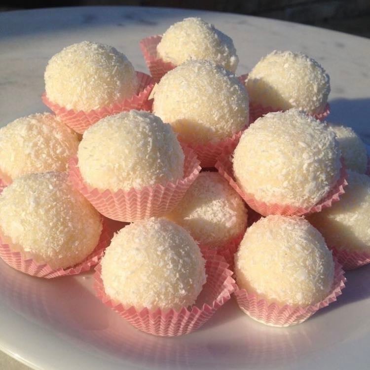 Brigadeiro Branco - Ingredientes: 1 colher de manteiga, Meia caixa de leite condensado, 3 colheres cheias de leite em pó. Derreta a manteiga e misture com o leite condensado, adicione o leite em pó e misture devagar até começar a desgrudar da panela e parecer leve mente uma massa, espere esfriar e com o auxílio de uma colher modele como uma bolinha e empane no leite em pó com ajuda de uma peneira. 140 graus.