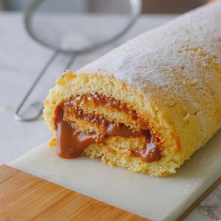 Rocambole - Ingredientes: 4 ovos, 1 xícara de açúcar, 1 colher de óleo, 1 xícara de trigo. Na batedeira bata primeiro 4 claras de ovos e depois adicione as 4 gemas uma de cada vez, adicione 1 xícaras de açúcar aos poucos, uma colher por vez e misture até quase virar uma espuma branca, adicione 1 colher de óleo e por final 1 xícara de trigo novamente uma colher por vez aos poucos. Use papel manteiga. 210 graus, 30 min. Enrole enquanto estiver quente mas não muito com bastante cuidado.