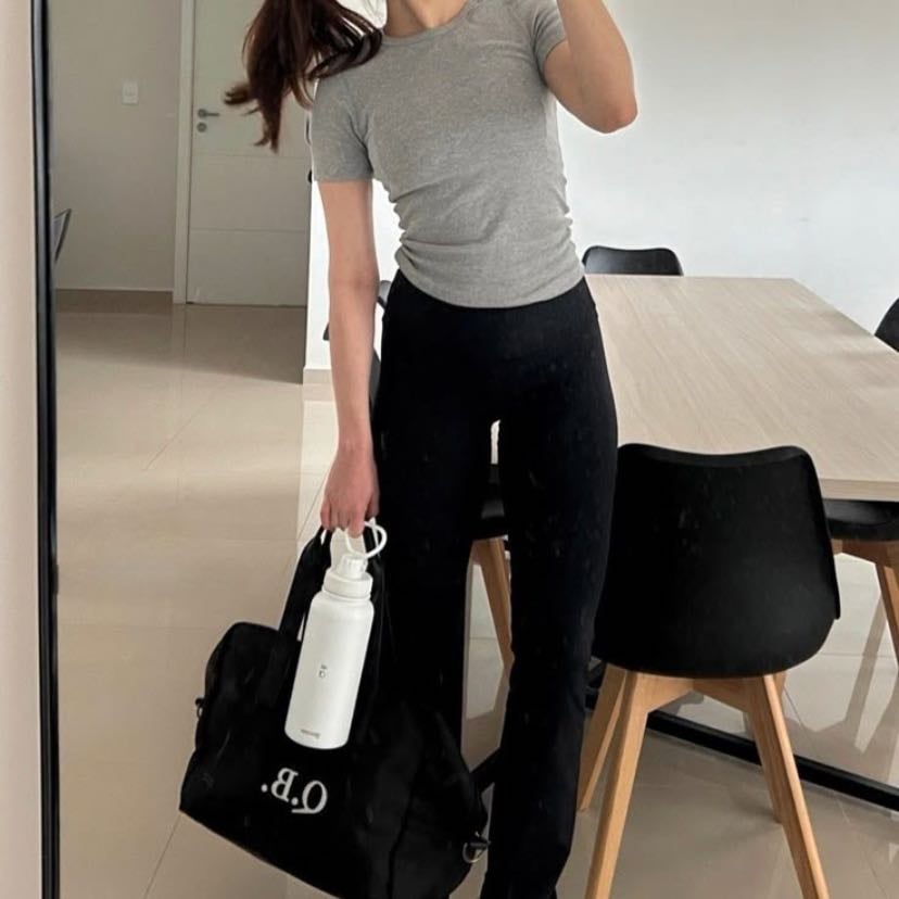 Gris y negro - Blusa gris de manga corta, leggins negros y tenis blancos