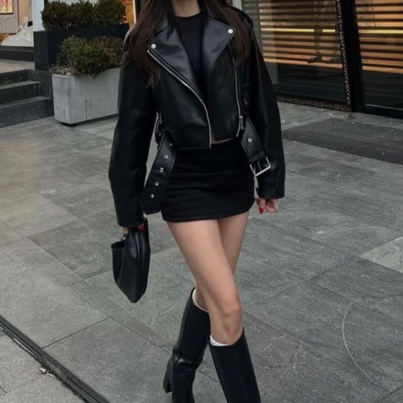 Negro - Vestido negro corto, chamarra de cuero y botas negras