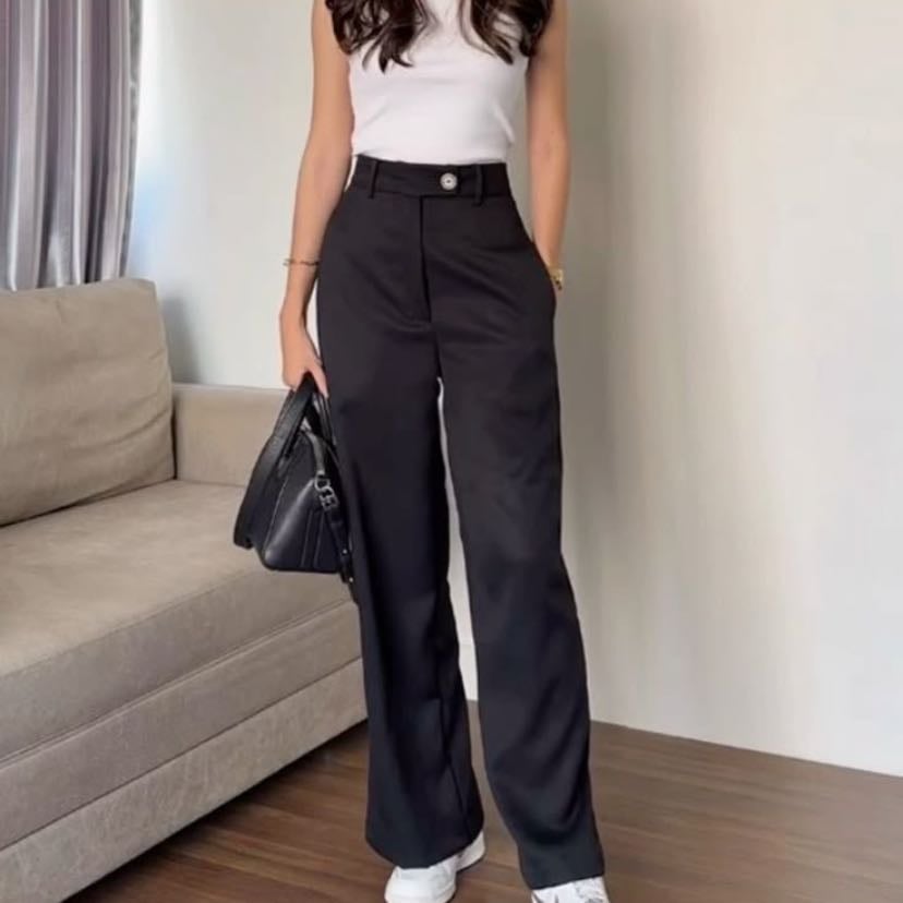 Blanco y Negro - Camisa blanca sin mangas, pantalón negro, de vestir y tenis blancos