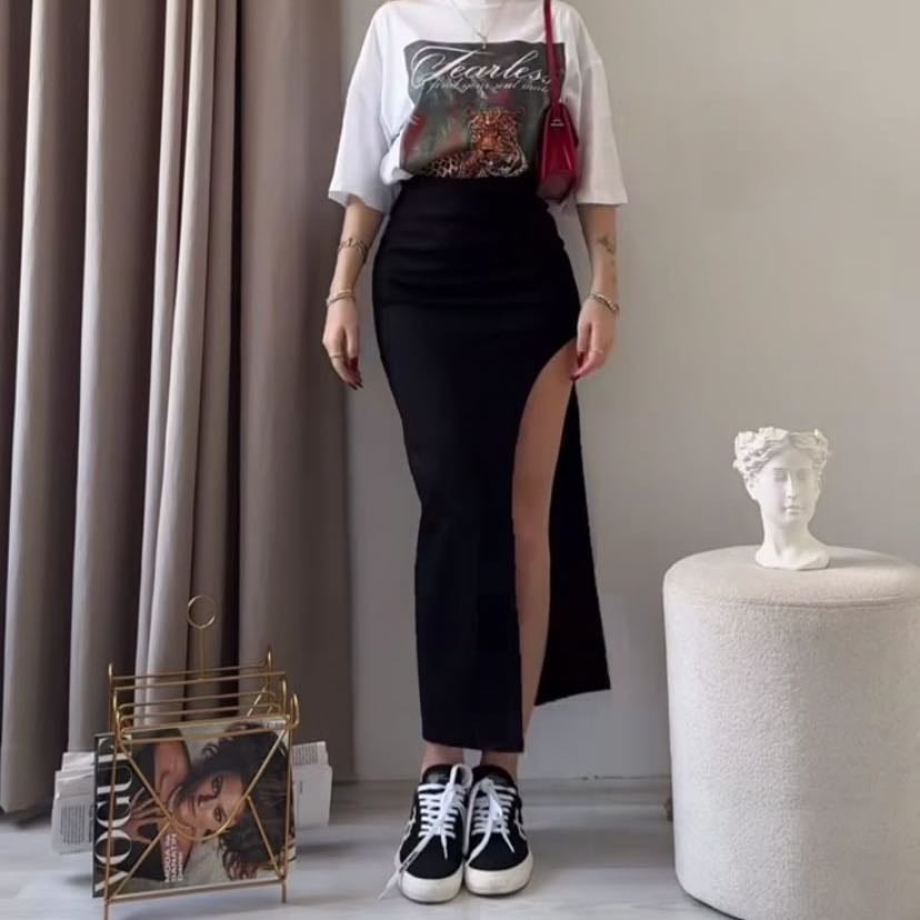 Negro y Blanco - Falda negra larga, camisa blanca y tenis negros o blancos