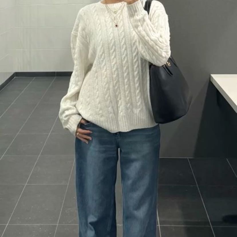 Blanco y Azul - Pantalón de mezclilla, tenis blanco y suéter blanco