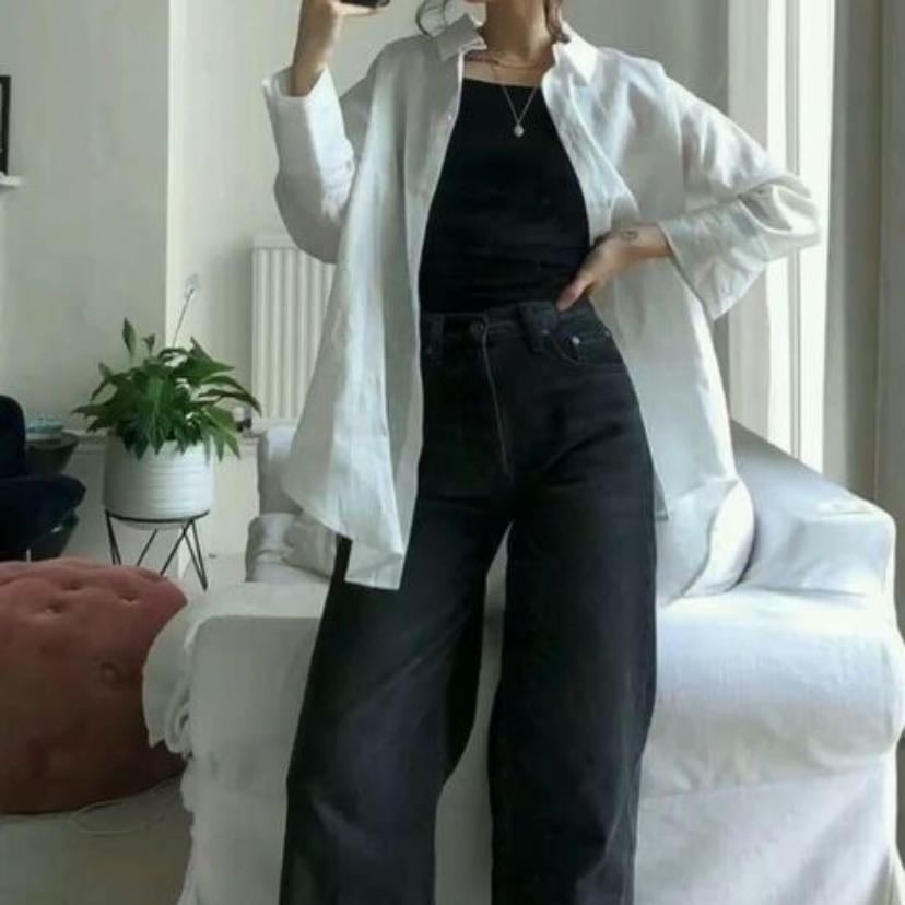 Negro y Blanco - Camisa blanca, blusa negra y pantalón de mezclilla negro