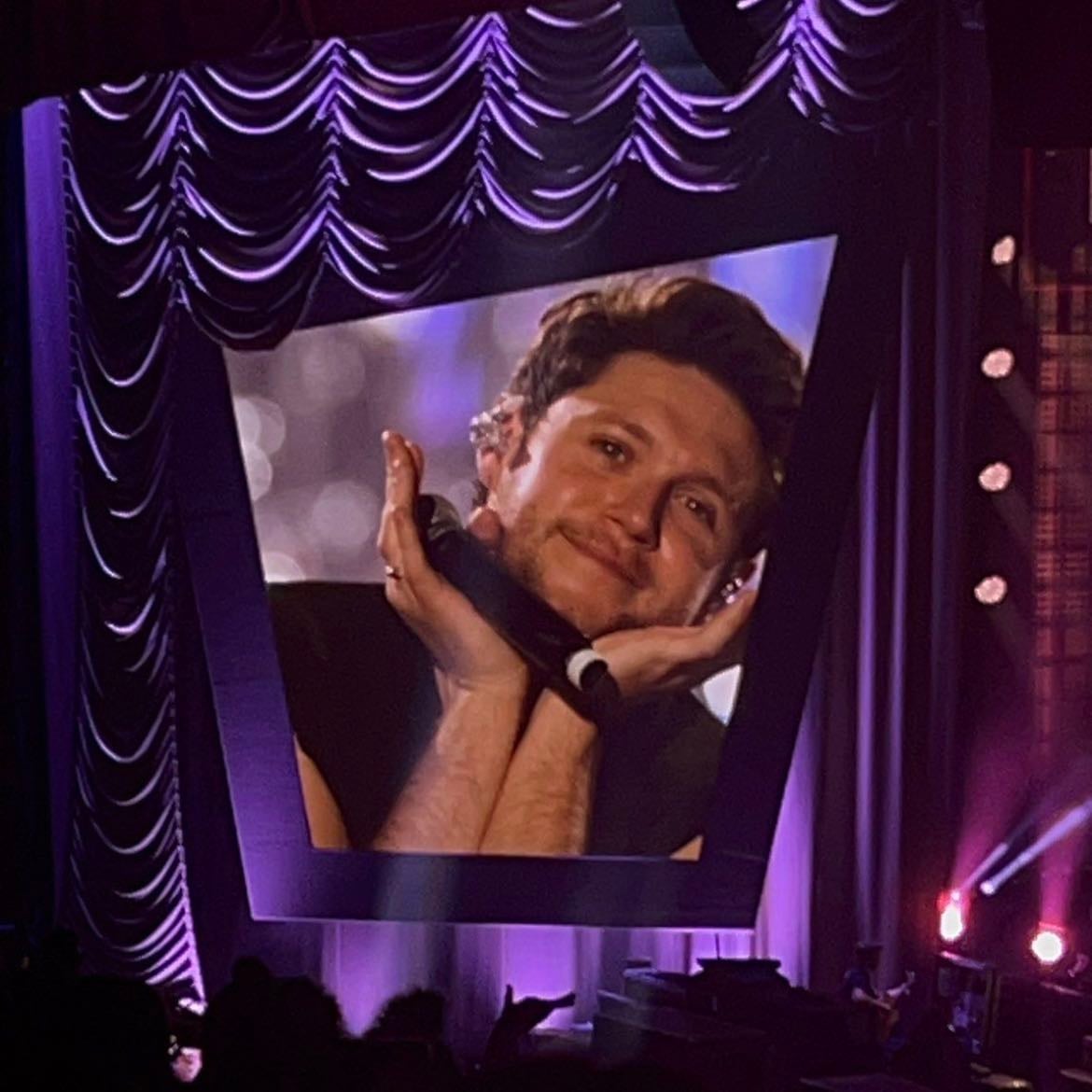 HAPPY BIRTHDAY NIALLER 馃┓ ILYSM!! - (Guys stream this town so we can reach the 1 billion!!)