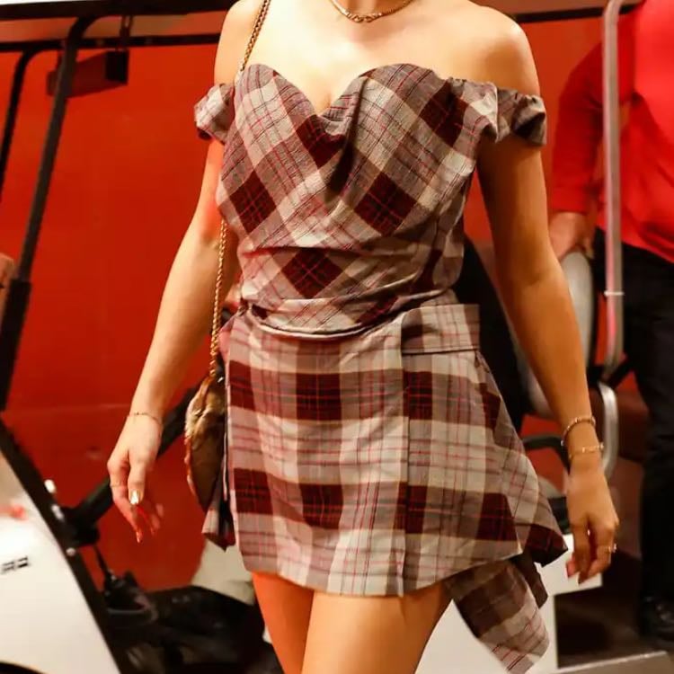 4th - Outfit · Taylor Swift