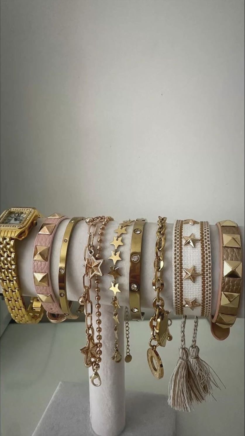Acessórios dourados - De pref pulseiras anéis brincos colares( basicamente tudo!)