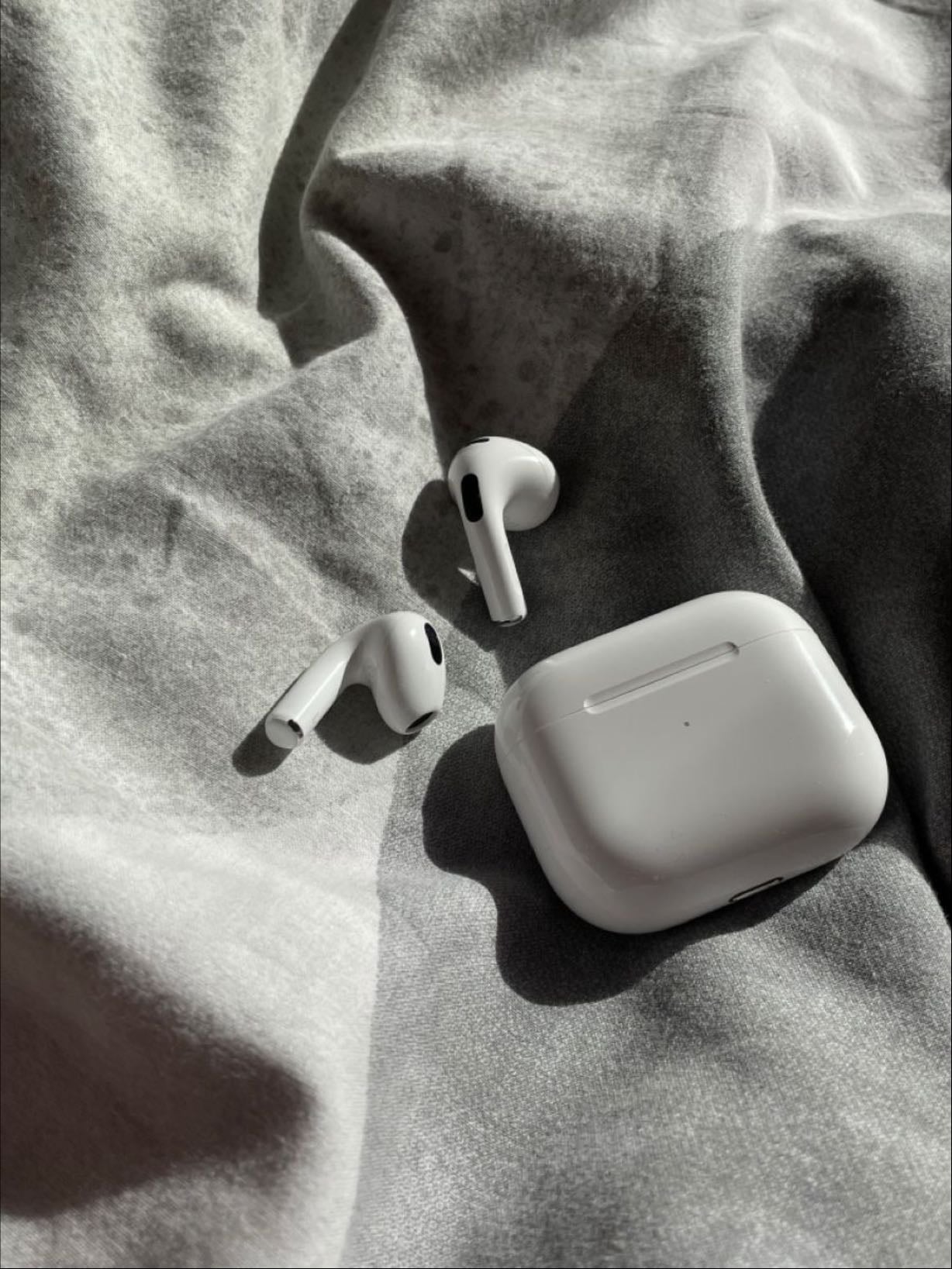 Headphones/airpods