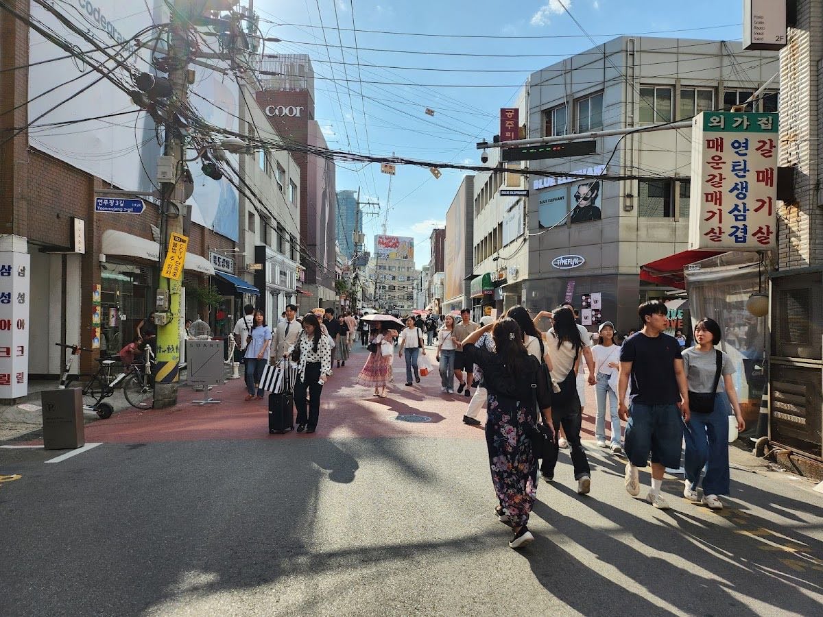 Seongsu, Seoul, Korea - Lots of pop up and stores