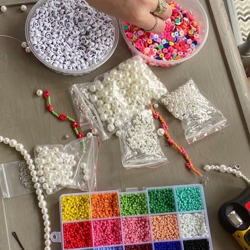aprender a hacer collares/pulseras 🎀 - Puedes empezar a emprender o dar detalles muy lindos, btw: me trae recuerdos del eras tour