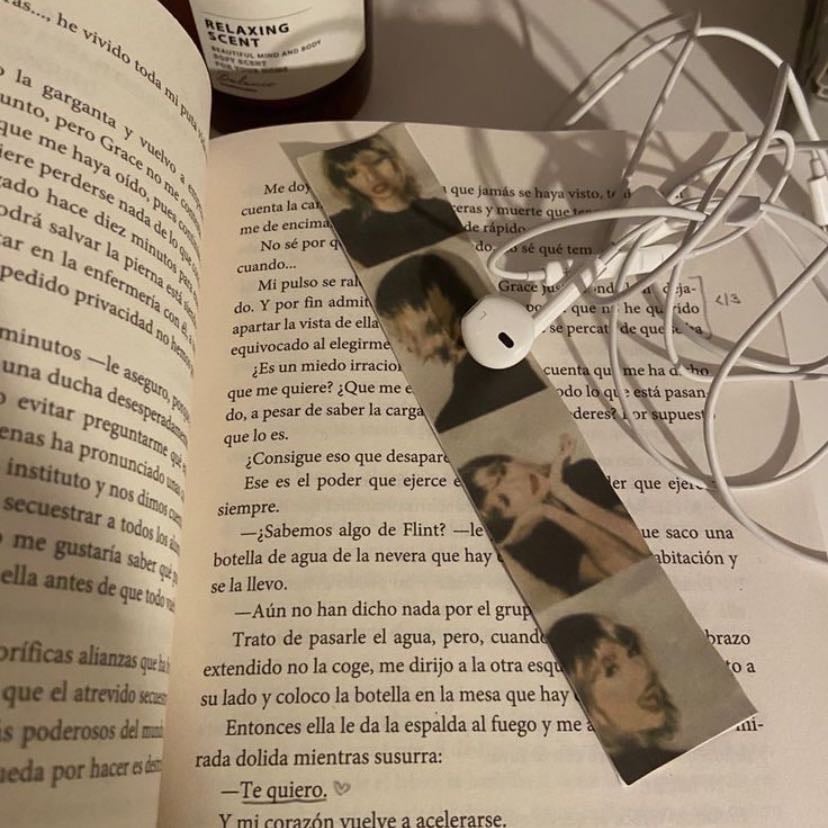leer un libro 📖 - una de mis actividades favoritas, si nunca te has propuesto leer, puedes empezar por buscar alguna historia o contenido que no encuentras mediante videos, series o películas y créeme que lo disfrutarás el doble!